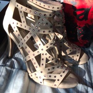 🆕 Fergalicious studded heels